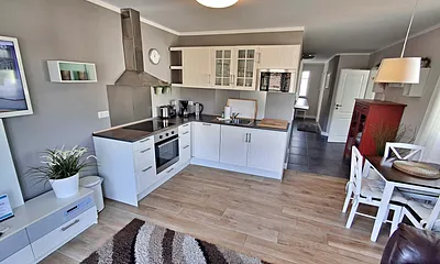 Wohn- und Essbereich mit Zugang zum Balkon