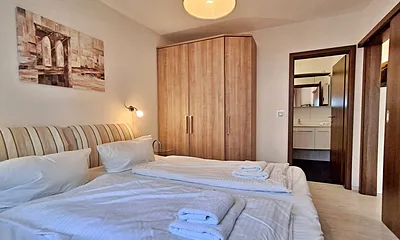 Schlafzimmer mit Doppelbett, Kleiderschrank und zusätzlichem TV