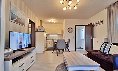 Wohn- und Essbereich mit Zugang zur Terrasse