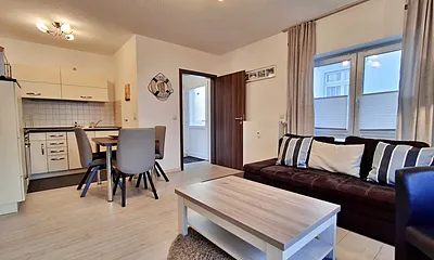 Wohn- und Essbereich mit Zugang zur Terrasse