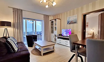 Wohn- und Essbereich mit Zugang zur Terrasse