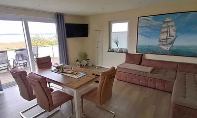 Wohn- und Essbereich mit gemütlicher Couch, Küchenzeile, Zugang zur Hochterrasse