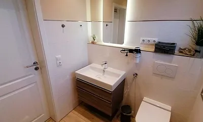 modernes Badezimmer mit ebenerdiger Dusche und WC