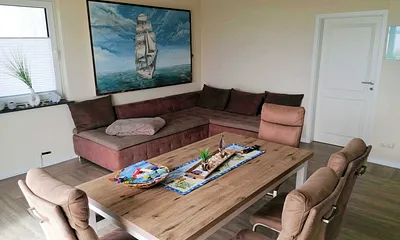 Wohn- und Essbereich mit gemütlicher Couch, Küchenzeile, Zugang zur Hochterrasse