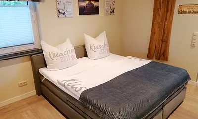 Schlafzimmer mit Doppelbett und Kleiderschrank