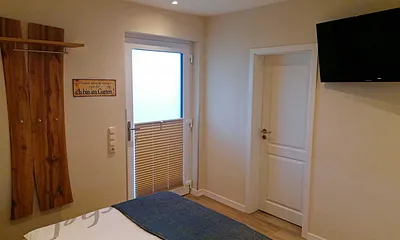 Schlafzimmer mit Doppelbett und Kleiderschrank