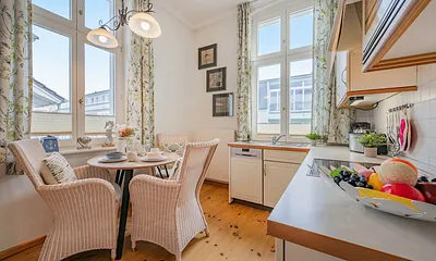 Küchenzeile mit Esstisch