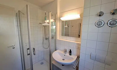 geräumiges Tageslicht-Bad