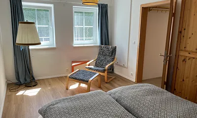 Sitzecke in großem Schlafzimmer