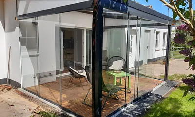 Vorderfront des Bungalows mit Wintergarten