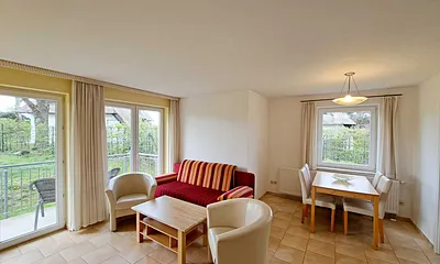 gemütlicher Wohn-/Essbereich und Zugang zum Balkon