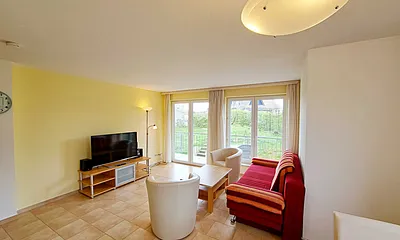 gemütlicher Wohn-/Essbereich und Zugang zum Balkon