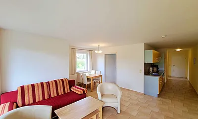 gemütlicher Wohn-/Essbereich und Zugang zum Balkon