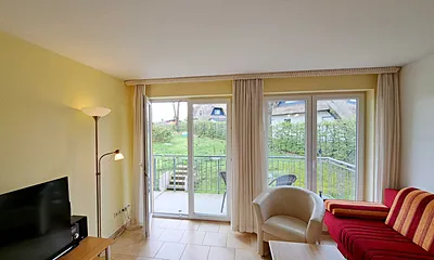 gemütlicher Wohn-/Essbereich und Zugang zum Balkon