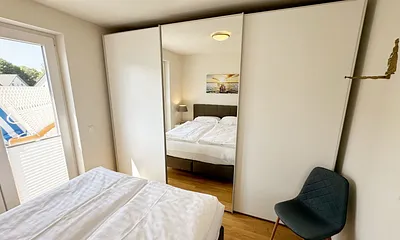 1. Schlafzimmer mit Zugang zum Balkon