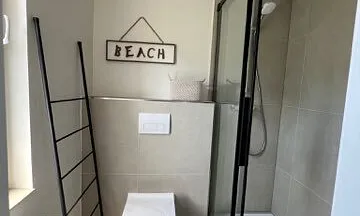 modernes Bad mit Dusche