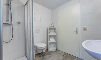 Badezimmer mit Dusche, WC und Fenster