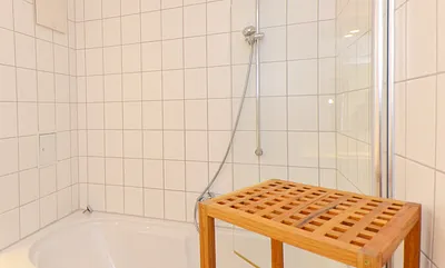 Badewanne mit Duschabtrennung