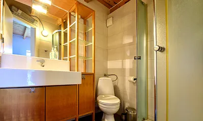 Bad mit Dusche und WC