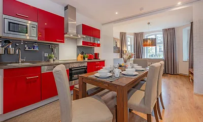 Küchenzeile mit Esstisch