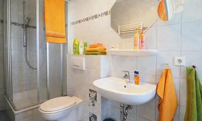 Badezimmer mit WC und Dusche