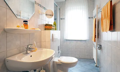 Badezimmer mit WC und Dusche