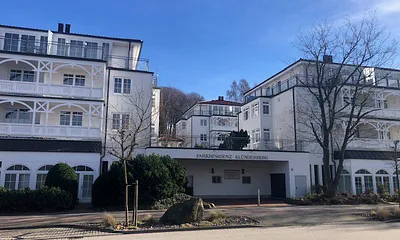 Ansicht der Wohnanlage - mittig Garageneinfahrt, rechts Rezeption