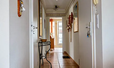 Flur: rechts Eingang, links Abstellkammer, geradeaus kleines Zimmer