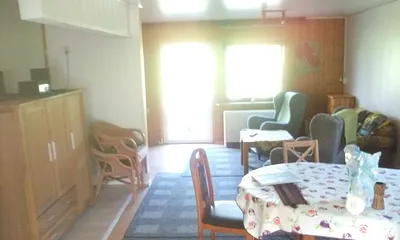 Wohnzimmer mit Essecke und Terrassentür