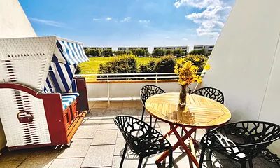 Südterrasse mit Blick auf die große Wiese des Geländes