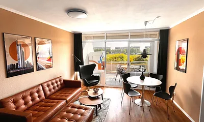 Blick vom Wohnbereich auf die Terrasse