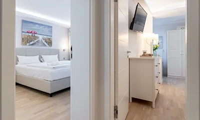 Zugang zu den Schlafzimmern mit  Boxspring-Doppelbetten