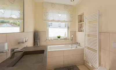 Badezimmer 1 Tageslichtbad mit Dusche und Badewanne