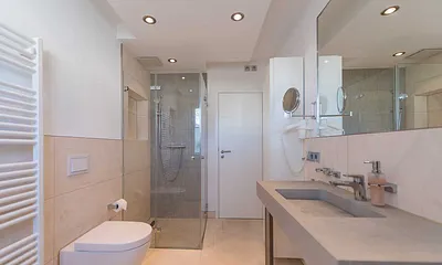 Badezimmer 1 Tageslichtbad mit Dusche und Badewanne