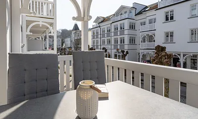 Balkon mit Tisch für 4