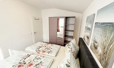 1. Schlafzimmer mit Kleiderschrank