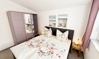 1. Schlafzimmer mit Boxspringbett