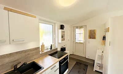 Küchenzeile mit kleinem Geschirrspüler