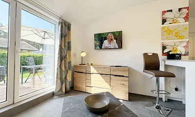 heller Wohnbereich mit TV