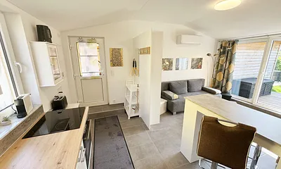 Küchenzeile mit Blick zum Eingang