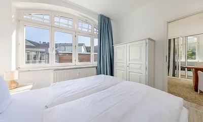 Schlafzimmer 1 mit Verdunkelungsgardinen.