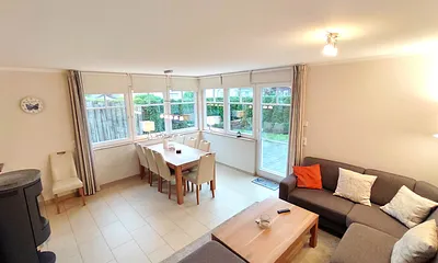 Wohnlandschaft mit Esstisch und Kaminofen