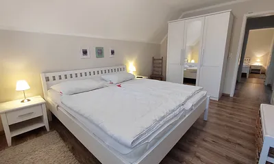 erstes Schlafzimmer mit Doppelbett