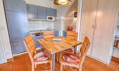 Die Einbauküche mit Geschirrspüler und Esstisch für 4