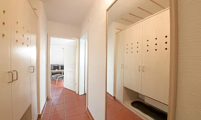 Der Flur mit Einbauschrank