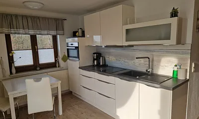 Küchenzeile mit Esstisch