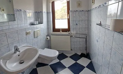 Toilette mit Waschbecken und Dusche