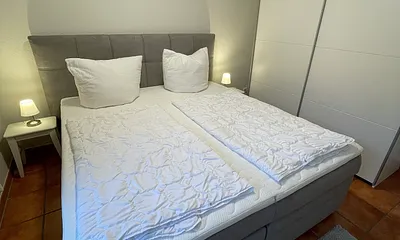 Schlafzimmer mit Boxspringbett