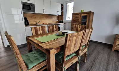 Essbereich mit 6 Plätzen, gut ausgestattete Küchenzeile