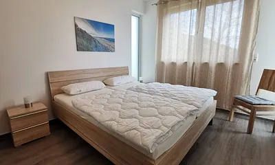 Schlafzimmer mit Doppelbett (voll verdunkelbar)